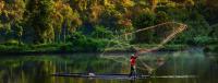 imagem de pescador lançando tarrafa na indonésia 